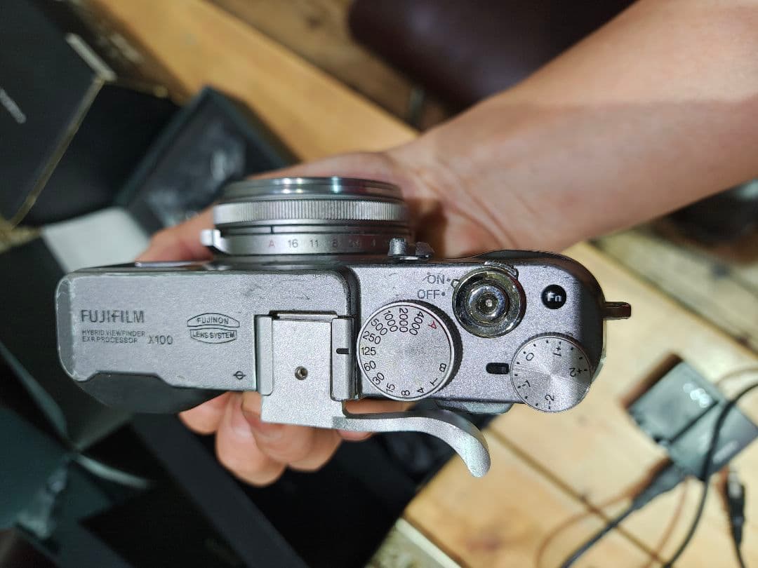 Fujifilm X100 コンパクトデジタルカメラ 箱 充電器バッテリー3個付